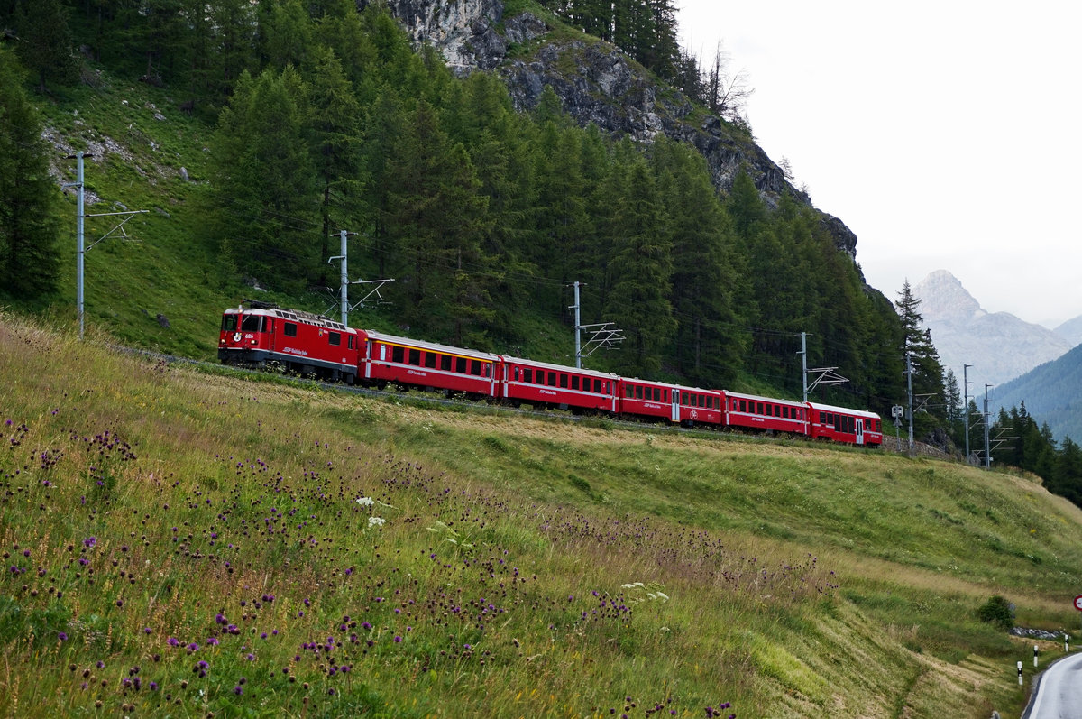 Ge 4/4 II 626  Malans  ist mit dem R 1957 (Scuol-Tarasp - Pontresina), zwischen Madulain und La Punt-Chamues-ch unterwegs.
Aufgenommen am 21.7.2016.