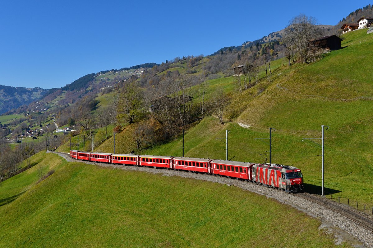 Ge 4/4 III 642 mit einem Regio am 03.11.2017 bei Saas. 