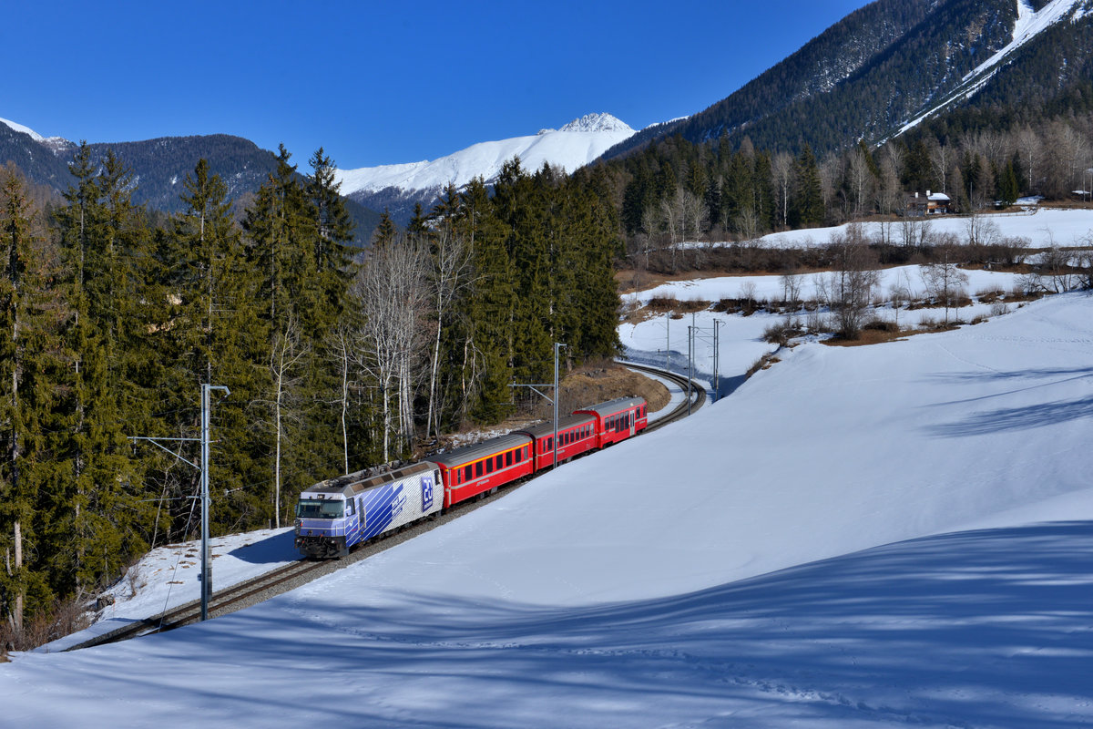 Ge 4/4 III 649 mit einem R nach Filisur am 14.02.2017 bei Filisur. 