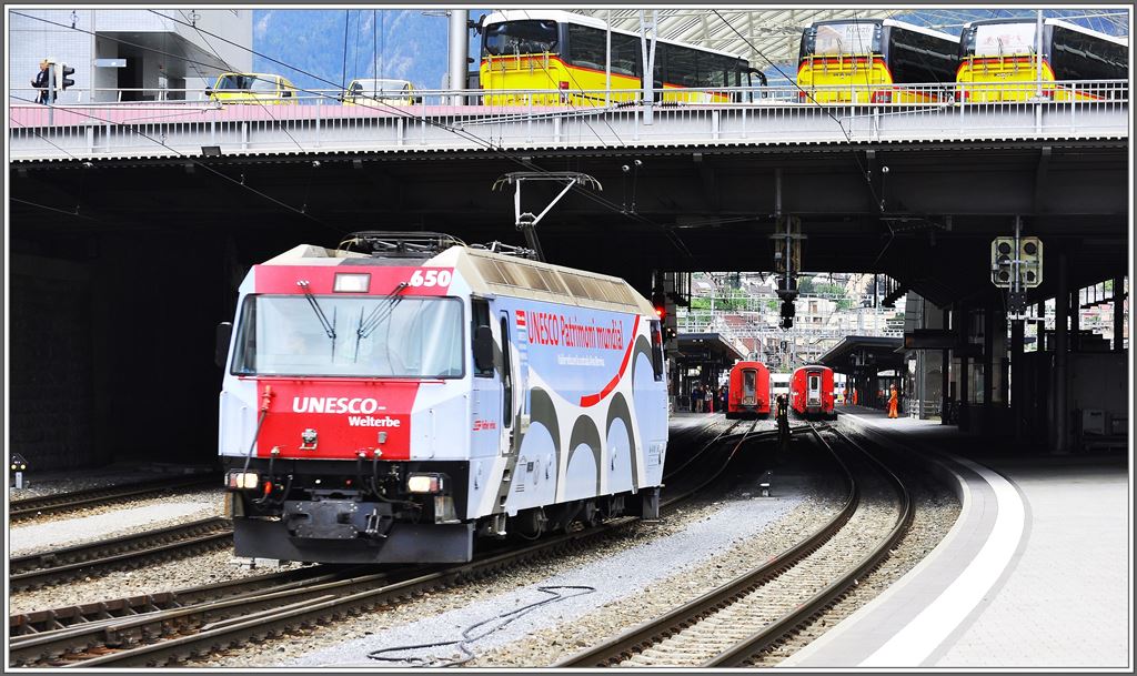 Ge 4/4 III 650  Seewis-Valzeina  bernimmt den GlacierExpress in Chur. (10.09.2013)