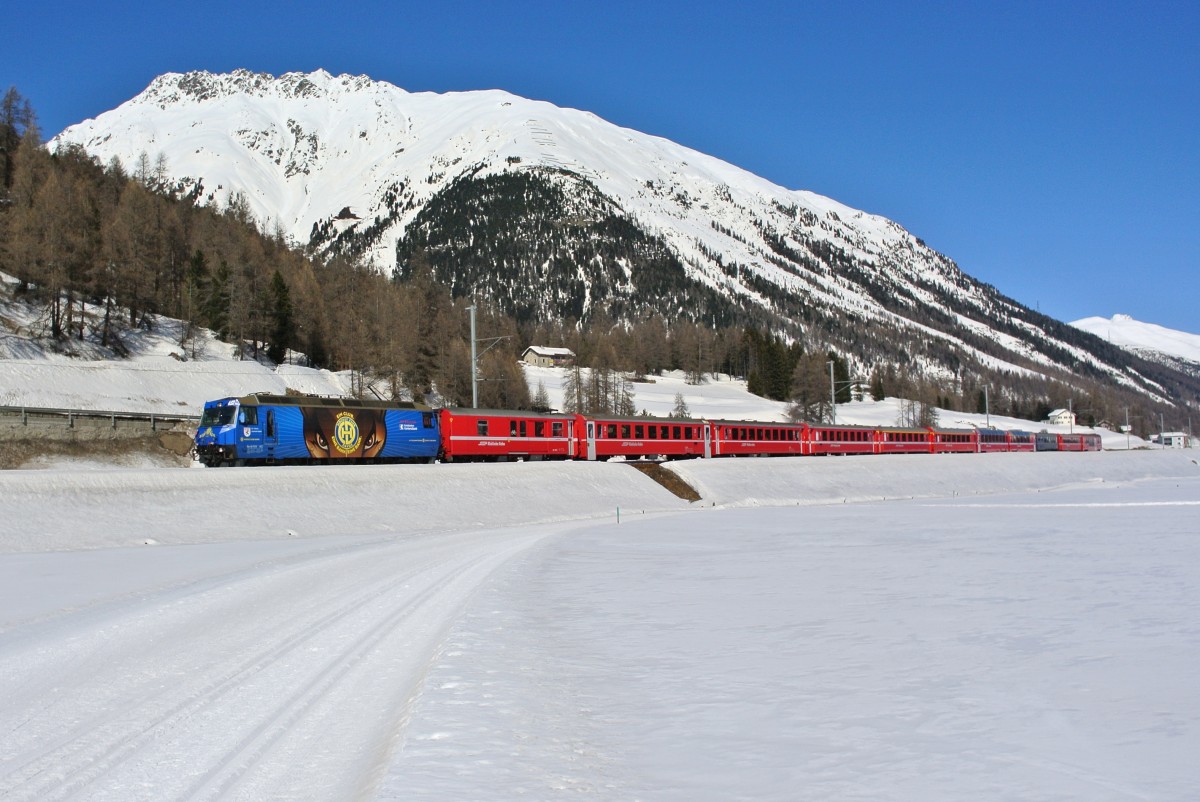 Ge 4/4 III 652  HCD  mit dem RE 1133 zwischen Bever und Samedan, 09.03.2014.