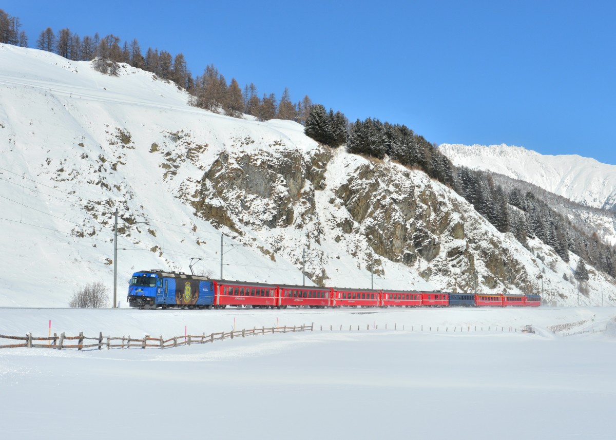 Ge 4/4 III 652 mit einem RE nach St. Moritz am 18.01.2016 bei Celerina. 