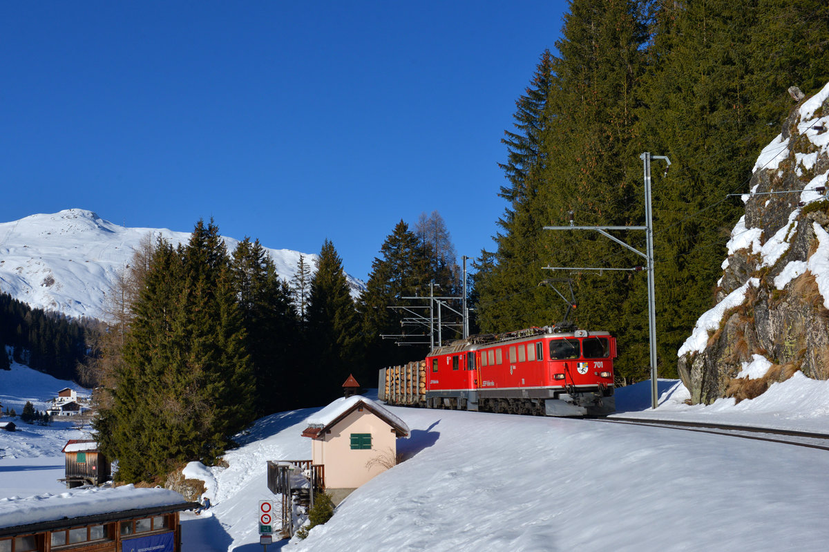 Ge 6/6 II 701 + Ge 4/4 II 632 mit einem Güterzug am 14.02.2017 bei Davos Dorf. 