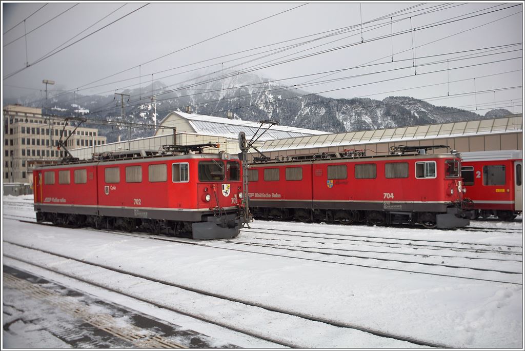 Ge 6/6 II 702  Curia  und 704  Davos  begegnen sich in Landquart. (19.01.2016)