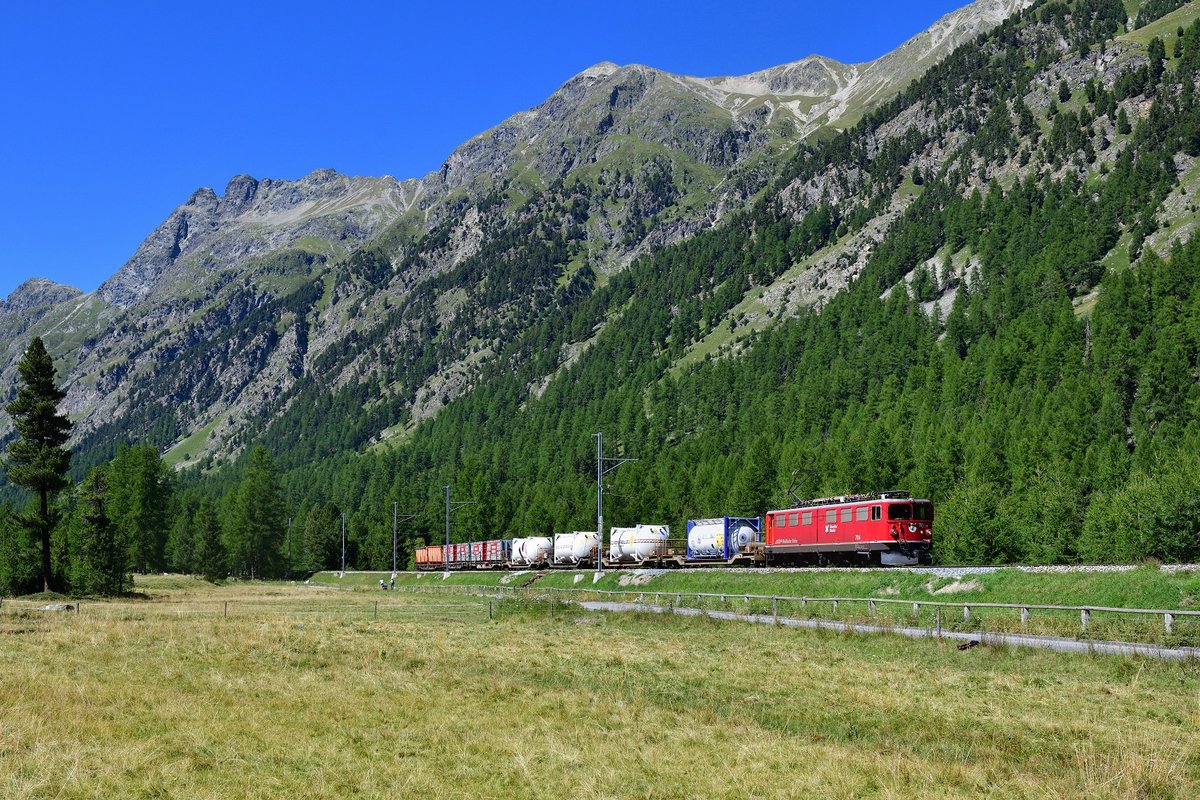 Ge 6/6 II 706 mit G 5135 am 04.09.2019 im Val Bever.