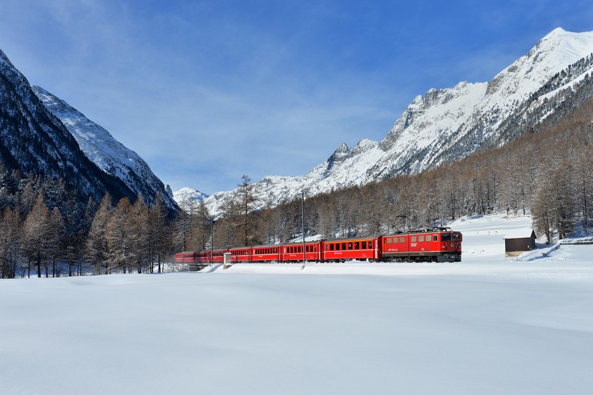 Ge 6/6 II 706 mit einem RE am 18.01.2016 bei Bever.