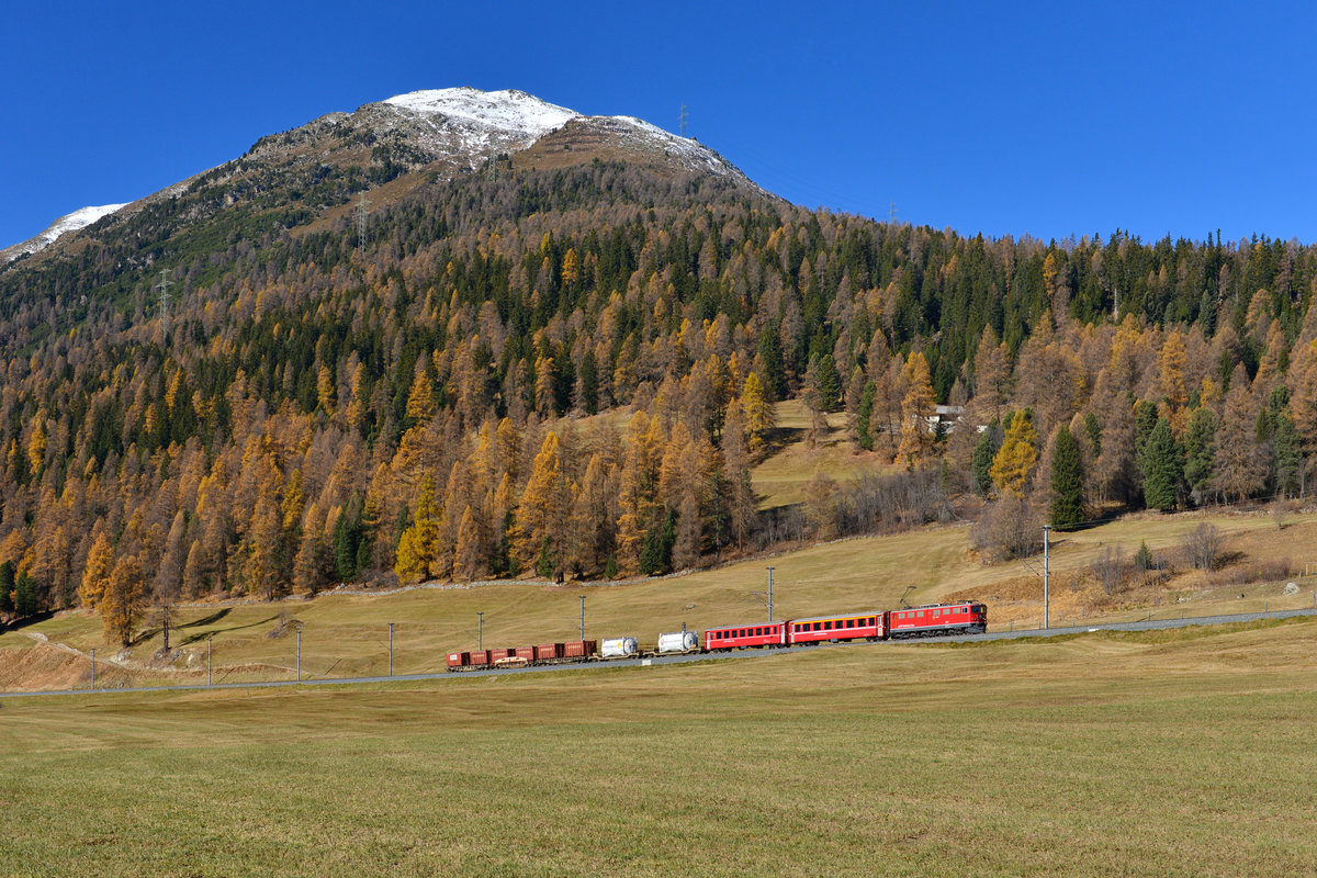 Ge 6/6 II 707 mit einem Güterzug am 30.10.2017 bei La Punt. 