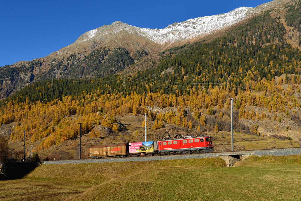 Ge 6/6 II 707 mit einem Güterzug am 30.10.2017 bei Zernez.