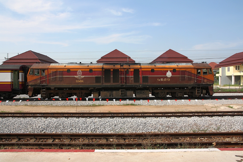 GEA 4529 (Co'Co', de, General Electric, Bj.1995) am 09.Dezember 2023 vor dem täglich verkehrenden Parcels Train 986 (Su-Ngai Kolok - Hua Lamphong) in die Prachuap Khiri Khan Station ein.