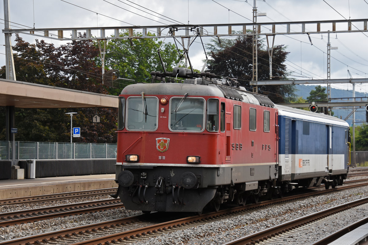 Gefängniszug, mit der Re 4/4 II 11111 und dem St 50 85 89-33 900-3, durchfährt den Bahnhof Rupperswil. Die Aufnahme stammt vom 31.07.2019.