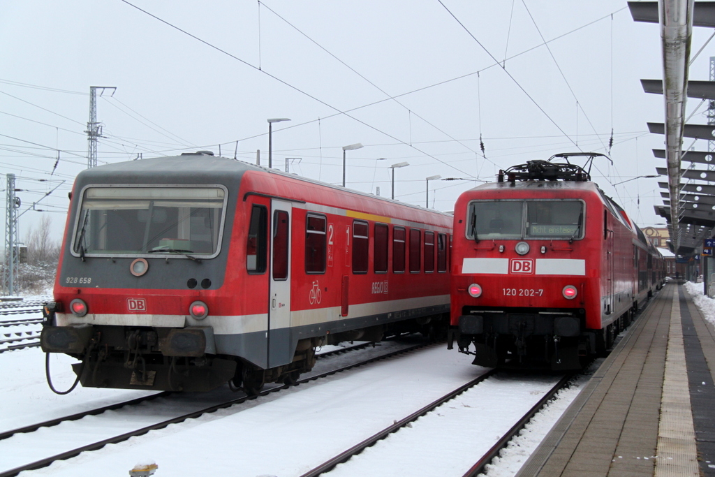 Gegen 11:08 Uhr hatte 928 658-3 ausgeschlafen und machte dann von Rostock Hbf eine kleine Probefahrt bis Kavelstorf.30.12.2014