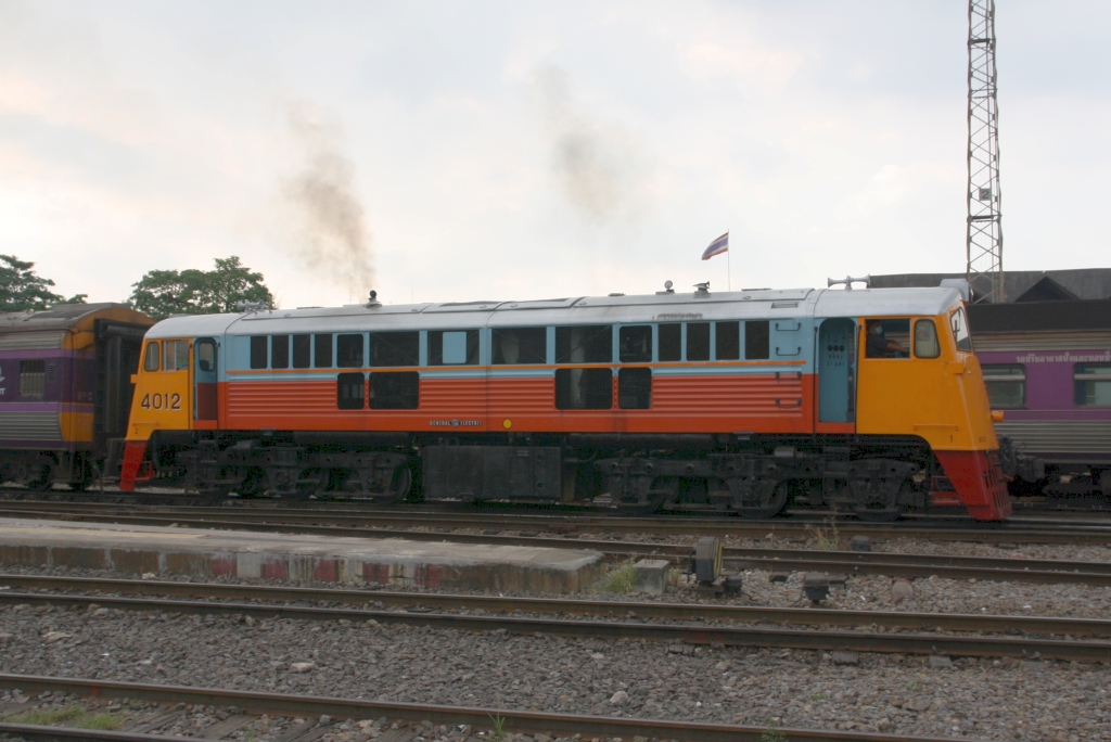 GEK 4012 (Co'Co', de, General Electric, Bj.1963, Fab.Nr. 34771) am 30.Oktober 2019 als eine der beiden Verschubreserven in der Hua Lamphong Station.