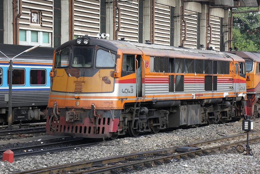 GEK 4043 (Co'Co', de, General Electric, Bj.1966, Fab.Nr. 35949) wartet am 05.Dezember 2024 im Depot Hua Lamphong auf den nächsten Einsatz.