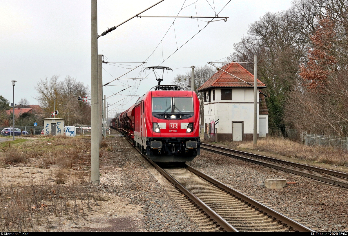 Gemischter Gz mit 187 139-1 DB durchfährt den Hp Zerbst/Anhalt auf der Bahnstrecke Trebnitz–Leipzig (KBS 254) Richtung Rodleben.
Aufgenommen am Ende des Bahnsteigs 2.
[13.2.2020 | 12:04 Uhr]