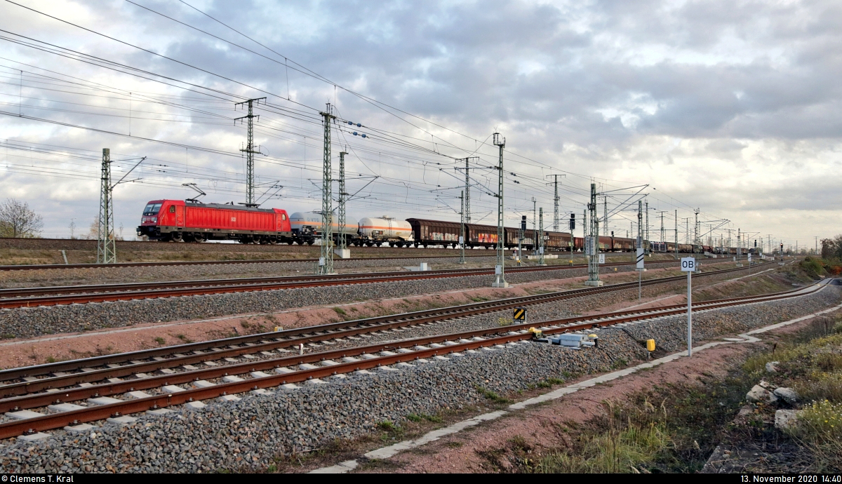 Gemischter Gz mit 187 192-0 fährt in Halle (Saale), Karl-von-Thielen-Straße, auf der Ostumfahrung für den Güterverkehr in nördlicher Richtung.

🧰 DB Cargo
🕓 13.11.2020 | 14:40 Uhr
