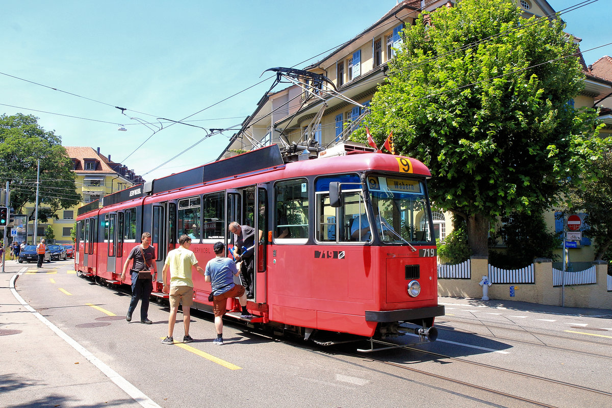 Genau darum waren die Be8/8 in Bern (1973) unbeliebt: Mit ihren extrem kundenfeindlichen hohen Stufen waren sie ein Horror für Gehbehinderte - wie in diesem Bild zu sehen. Heute sind sie in Rumänien in Iassi im Einsatz; 719 ist in Bern geblieben. 23.Juni 2019 