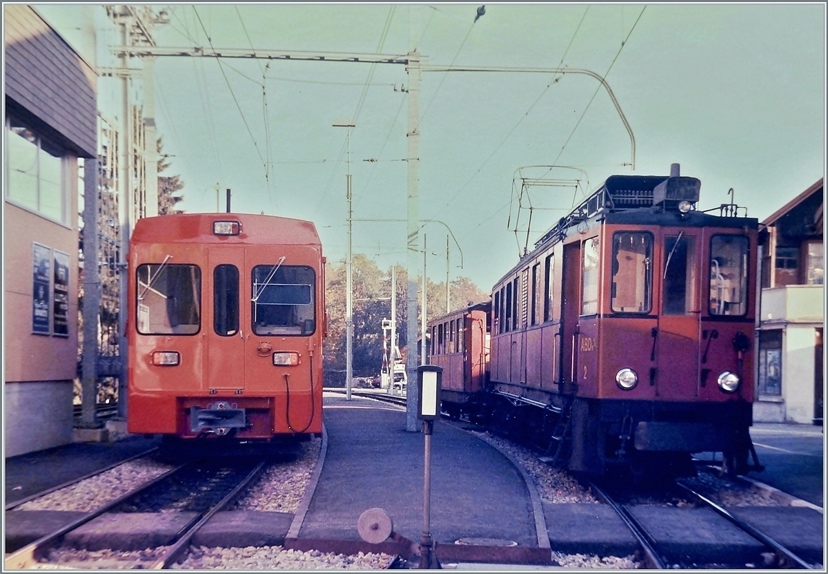 Generationenwechsel beim NStCM - Rollmaterial: Nach langen Diskussionen um den Fortbestand der Strecke, konnte endlich im Sommer 1985 die Ablösung der siebzigjährigen Triebwagen in die Wege geleitet werden - heute fährt die damals einstellungsberohte Bahn z.T. im Halbstundentakt...

Ein alter ABDe 4/4 trifft in St Cergue im Herbst 1985 auf einen neuen Triebwagen bzw. Steuerwagen. 

Okt. 1985
