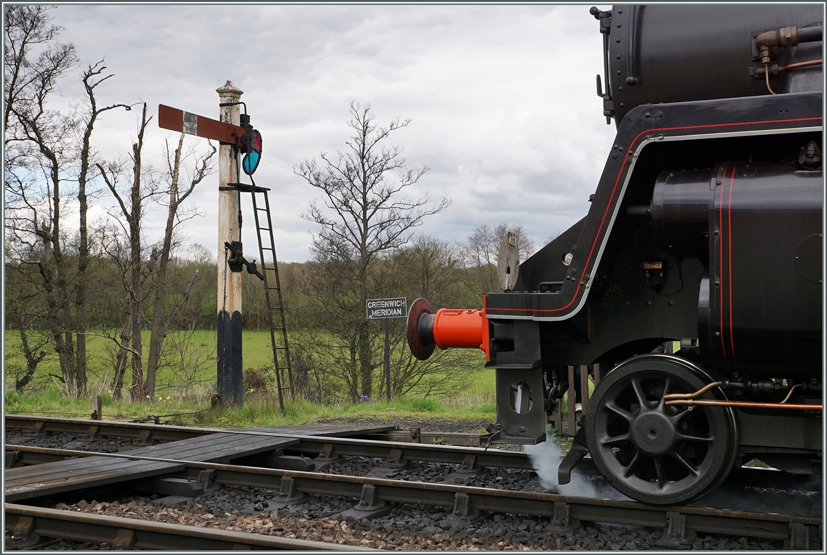 Geoposition mal anders: die Bluebell Railway Dampflok wartet in Sheffiled Park unweit des Null - Meridians auf die Abfahrt nach East Grinstead.

23. April 2016 