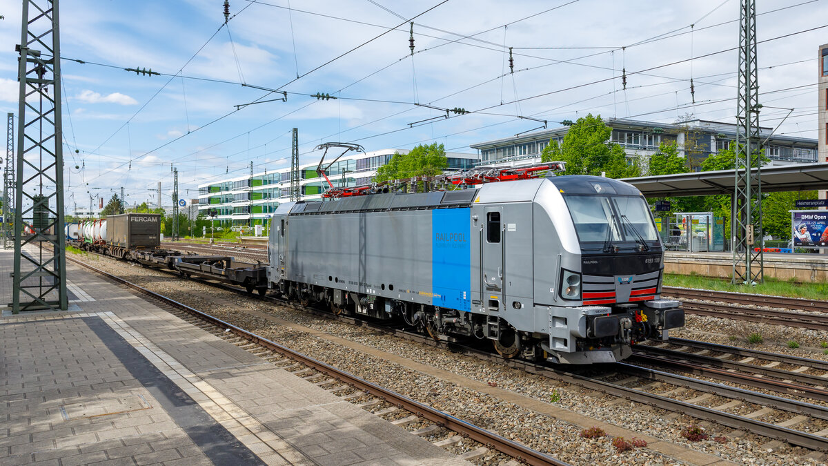 Gerade einmal 9 Monate alt war die 91 80 6193 139 D-Rpool zum Zeitpunkt der Aufnahme am  26.04.2024. An der Front trägt sie einen kleinen Sticker, der sie als Vectron Nummer 1.250 ausweist. Hier sehen wir die Maschine aus München-Laim kommend bei der Passage des Heimeranplatzes Richtung München-Süd. 