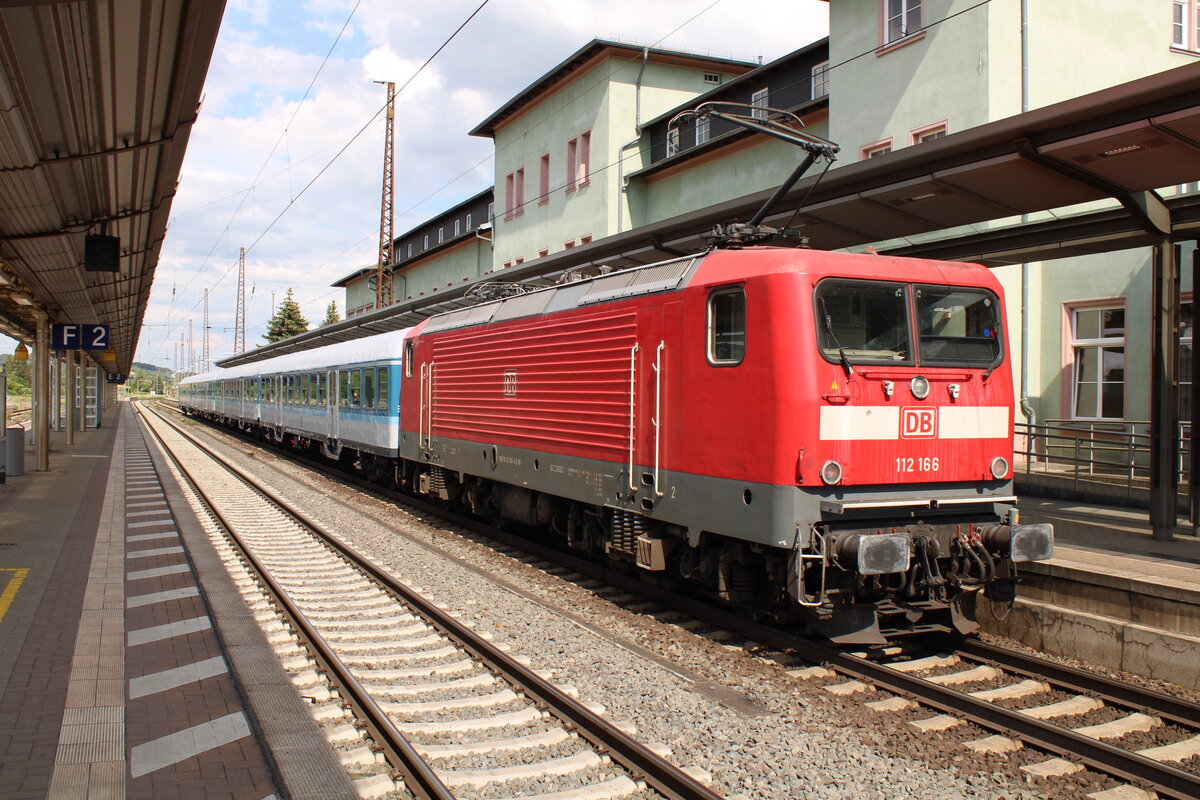 GfF 112 166 von DB Gebrauchtzug mit der RB 31947 von Saalfeld (S) nach Halle (S) Hbf, am 01.06.2022 in Naumburg (S) Hbf. Dies ist ein, im Auftrag von Abellio Rail Mitteldeutschland, fr 3 Monate verkehrender Ersatzzug.