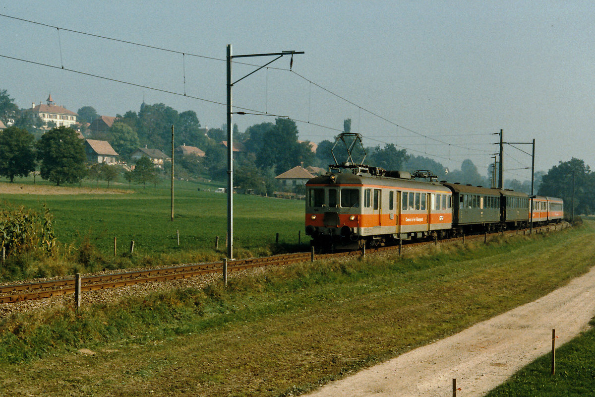 GFM/TPF: Die herrlichen Aufnahmen, die Julian Ryf am 12. Juli 2016 eingestellt hat, erinnerten mich an dieses Archivbild vom 5.Oktober 1986. Es handelte sich um den Zug 60 mit dem ABDe 4/4 164 und vier unterschiedlichen Wagen. Bei den beiden eingereihten  schweren B handelte es sich um die B 343 und B 341, ehemals SBB. Dieser Planzug befand sich auf der Fahrt von Ins nach Fribourg. Fotografiert wurde er bei Cressier. Diese Aufnahme dokumentiert im Vergleich zu den Bilder von Julian Ryf die Veränderung seit den 80er Jahren.
Foto: Walter Ruetsch  