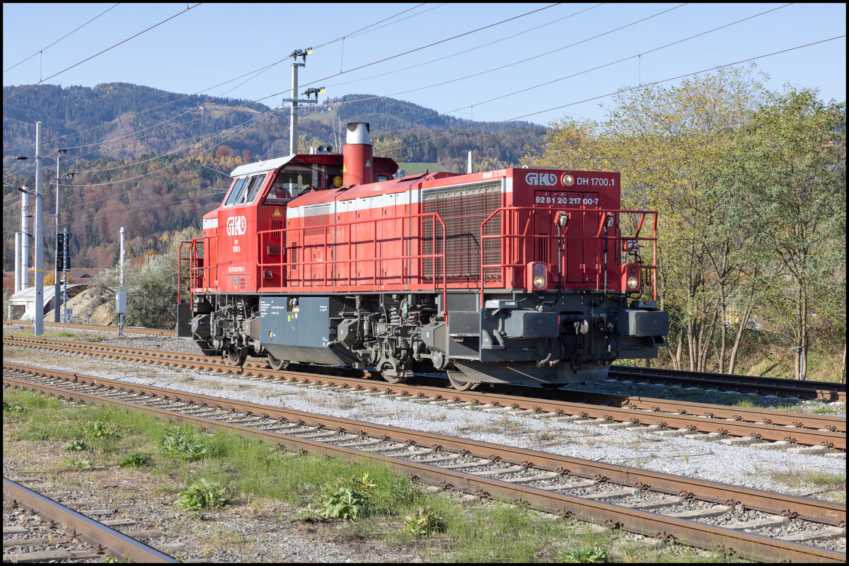 GKB DH 1700.1 erreichte als Lokzug den Bahnhof Deutschlandsberg aus Wie kommend . hier rollt Sie auf Ihre Fracht aus dem Bahnhof Deutschlandsberg . 4. November 2024 