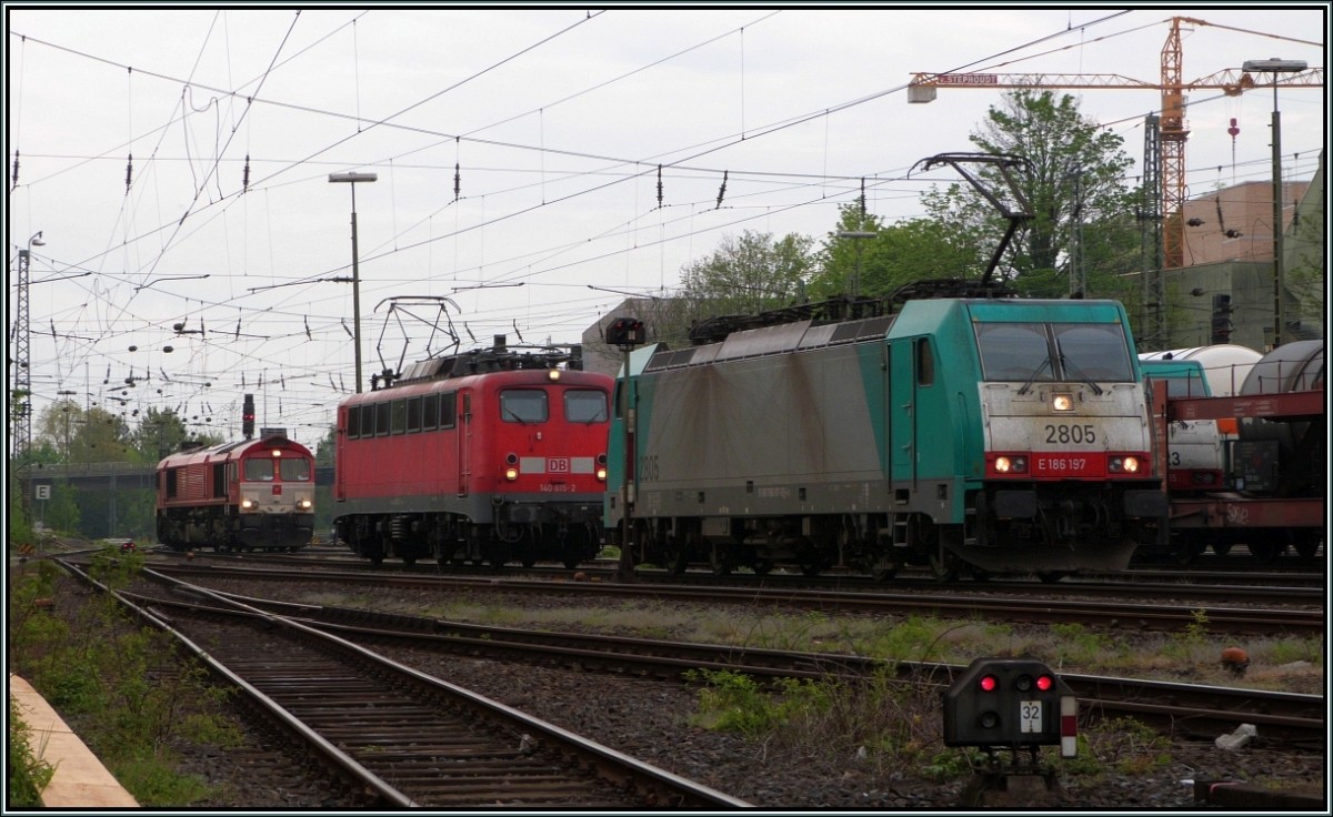 Gleich Drei auf einen Streich! Eine Momentaufnahme aus Aachen West im Mai 2012.Zu sehen sind ein belgische Cobra (E-186),eine Alte Dame in Rot (140) und eine Crossrail Class 66.Dieses Szenario ist nun auch Geschichte,da die Gleise zurückgebaut wurden um Platz zu schaffen für den neuen Campus der RWTH Aachen.