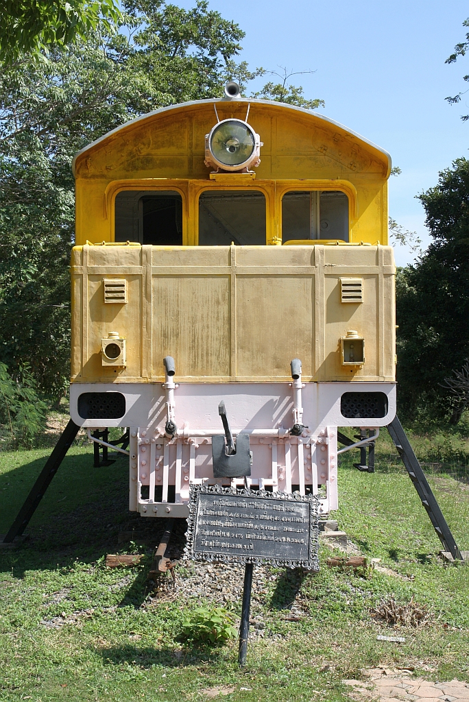 Gleich gegenüber der alten Waghor Station und südlich des King Mongkut Memorial Park of Science and Technology ist die SRT 555 (2'Do2', de, Frichs Aarhus/Dänemark, Bj. 1931, Fab.Nr. 98) ausgestellt. - Bild vom 08.Dezember 2023.