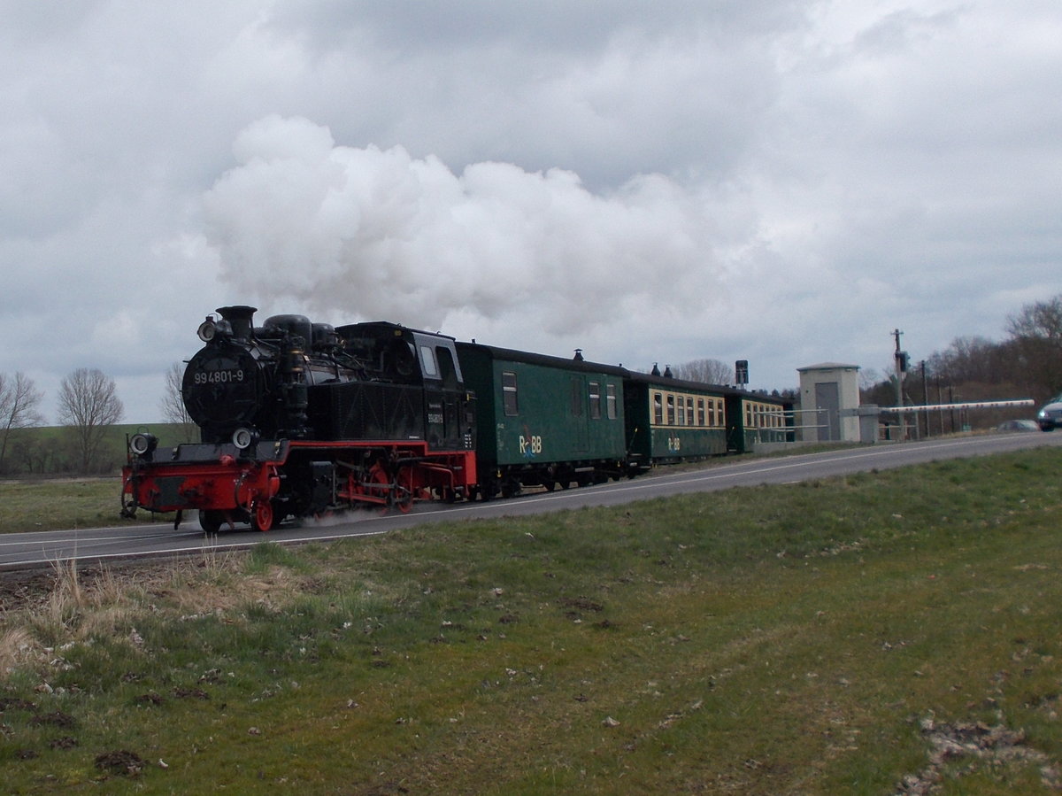 Gleich nach der Ausfahrt aus der Station Serams überquerte die 99 4801,am 31.März 2016,die Bundesstraße 196.