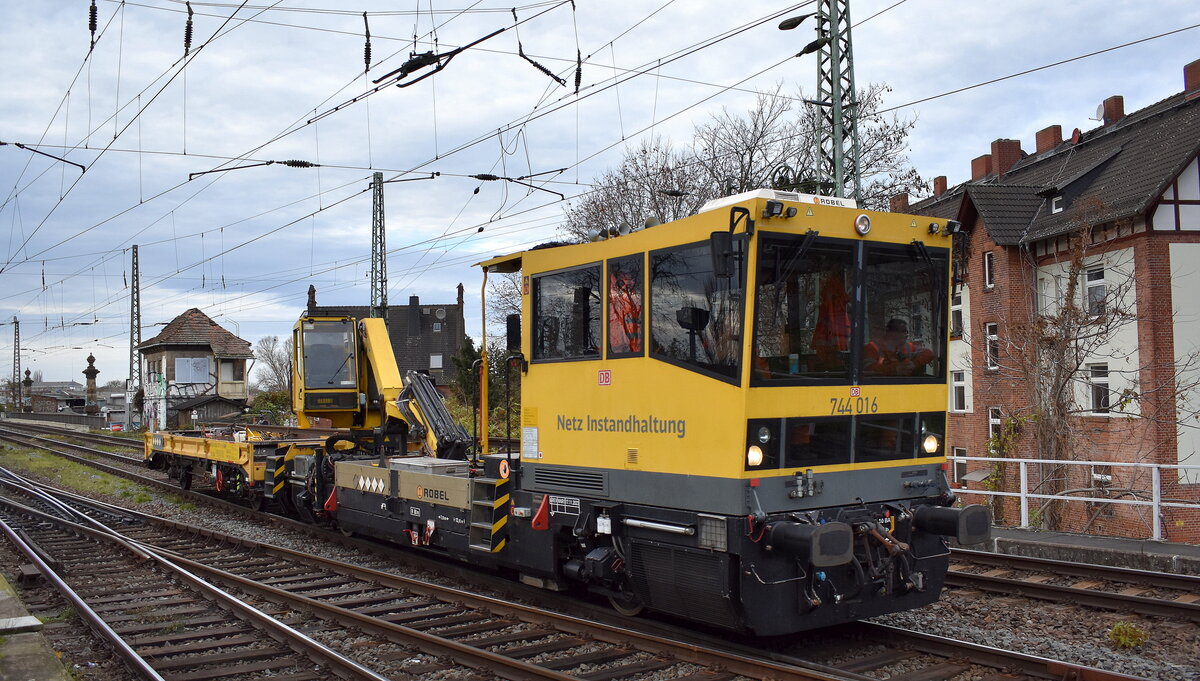 Gleisarbeitsfahrzeug BAMOWAG 54.22 der DB Netz Instandhaltung  744 016  + Bauhänger am 25.11.24 Höhe Bahnhof Magdeburg-Neustadt.