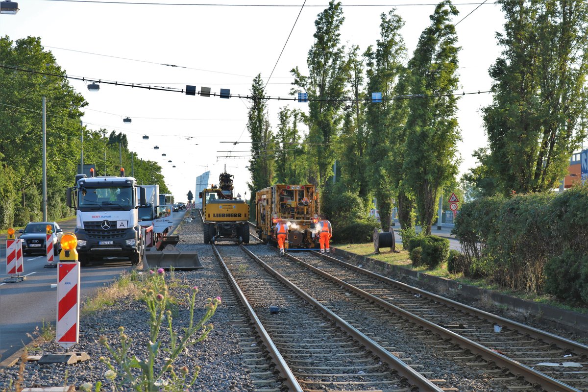 Gleisbaustelle am 16.06.18 in Frankfurt am Main Fechenheim auf Strassenbahngleisen