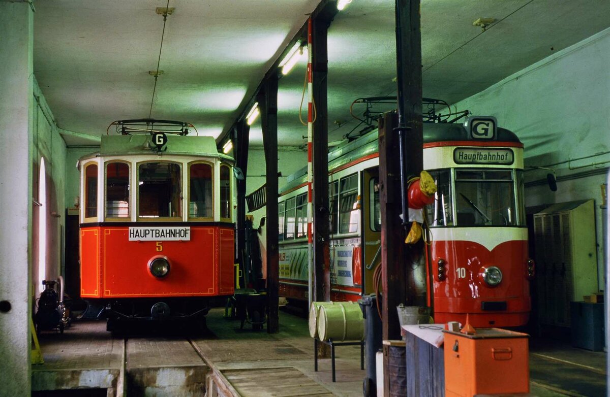 GM 5 (Graz, Simmering und Lohner 1911) und rechts daneben GM 10 im Depot der Straßenbahn Gmunden, 06.04.1986