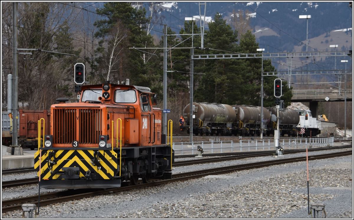 Gmf 4/4 241 und im Hintergrund eine Normalspurüberfuhr der Holcim Zementwerke in Untervaz-Trimmis. (15.03.2018)