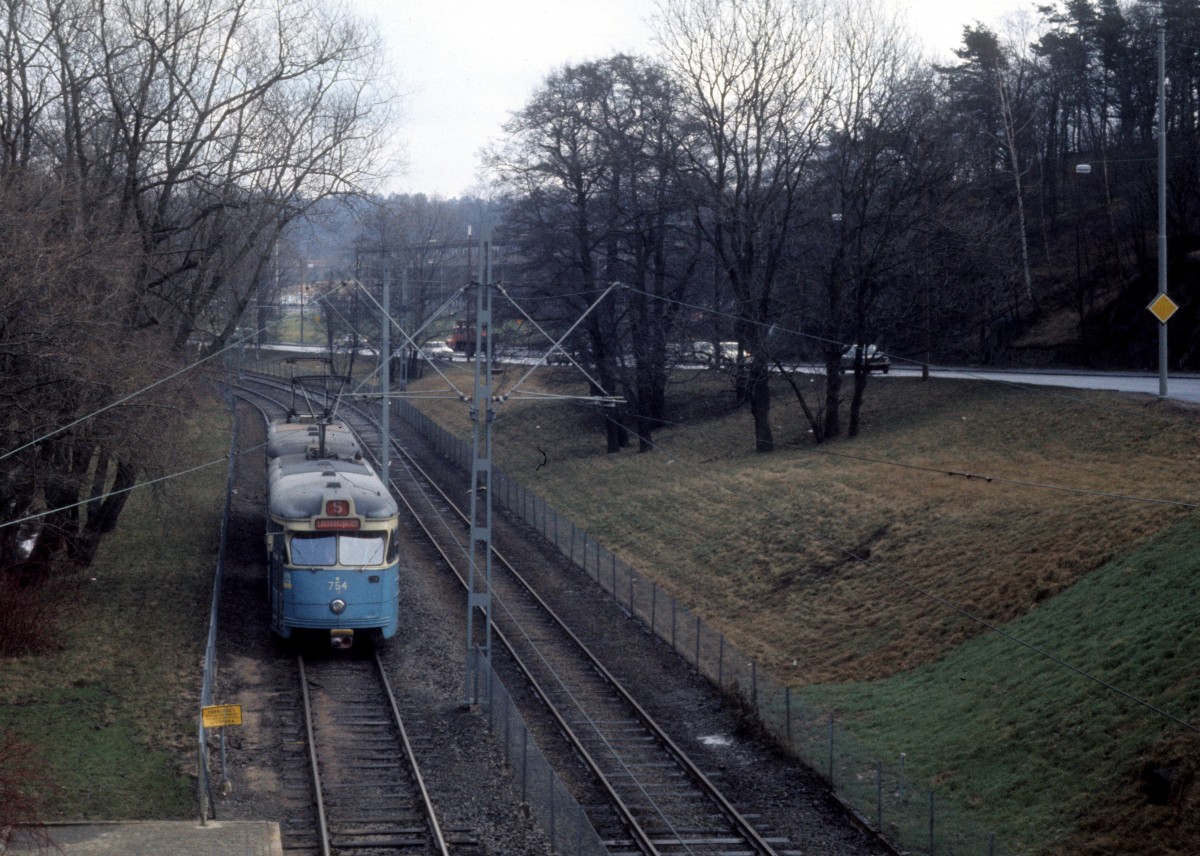 Göteborg Göteborg Spårväger SL 5 (ASJ-Tw M28 754) zwischen Liseberg und Torp am 26. Februar 1975.