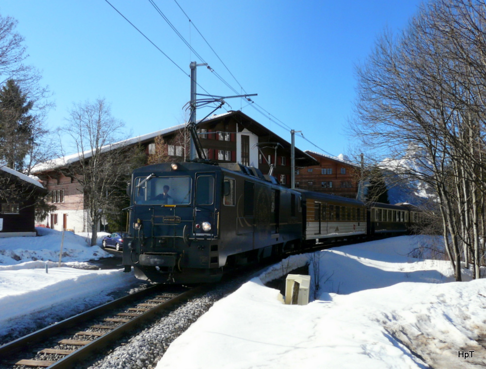 Goldenpass / MOB - Schnellzug mit der Zugslok GDe 4/4 6002 unterwegs in Schönried am 09.03.2014