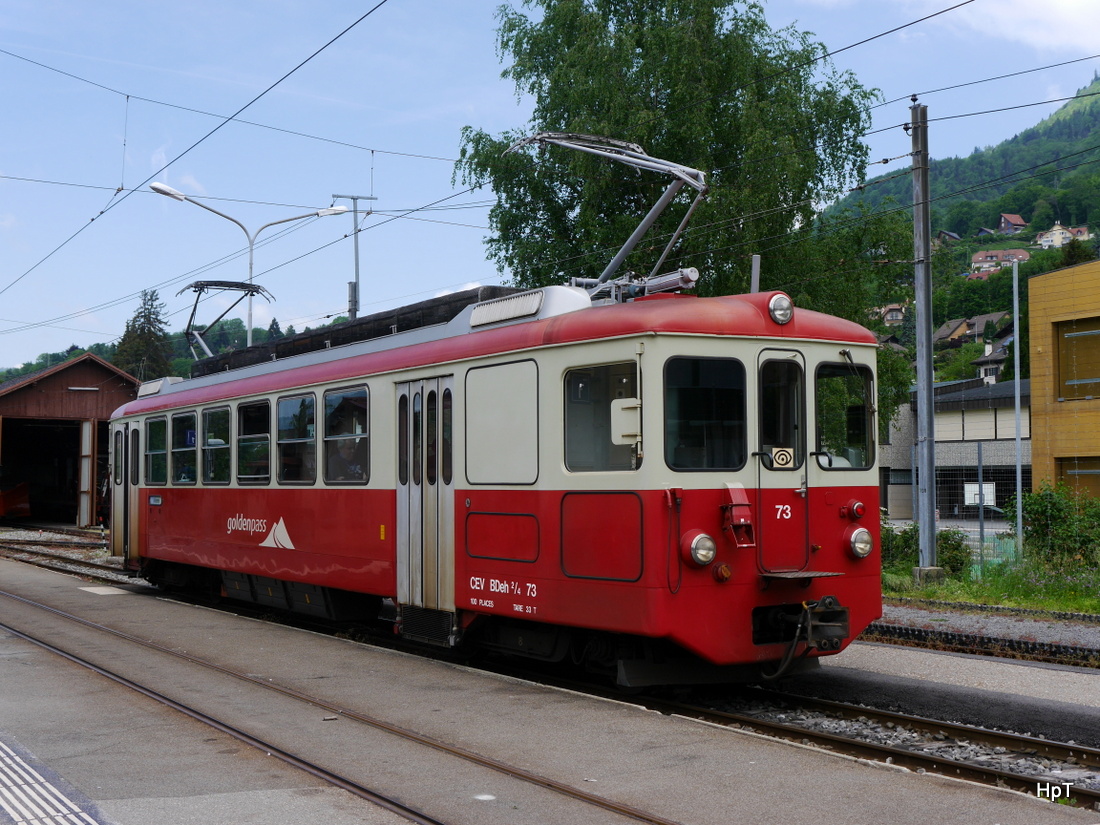 Goldenpass CEV - Fotoextrafahrt für Bahnforum.ch mit den Zahnradtriebwagen BDeh 2/4 73 im Bahnhof Blonay am 16.05.2015