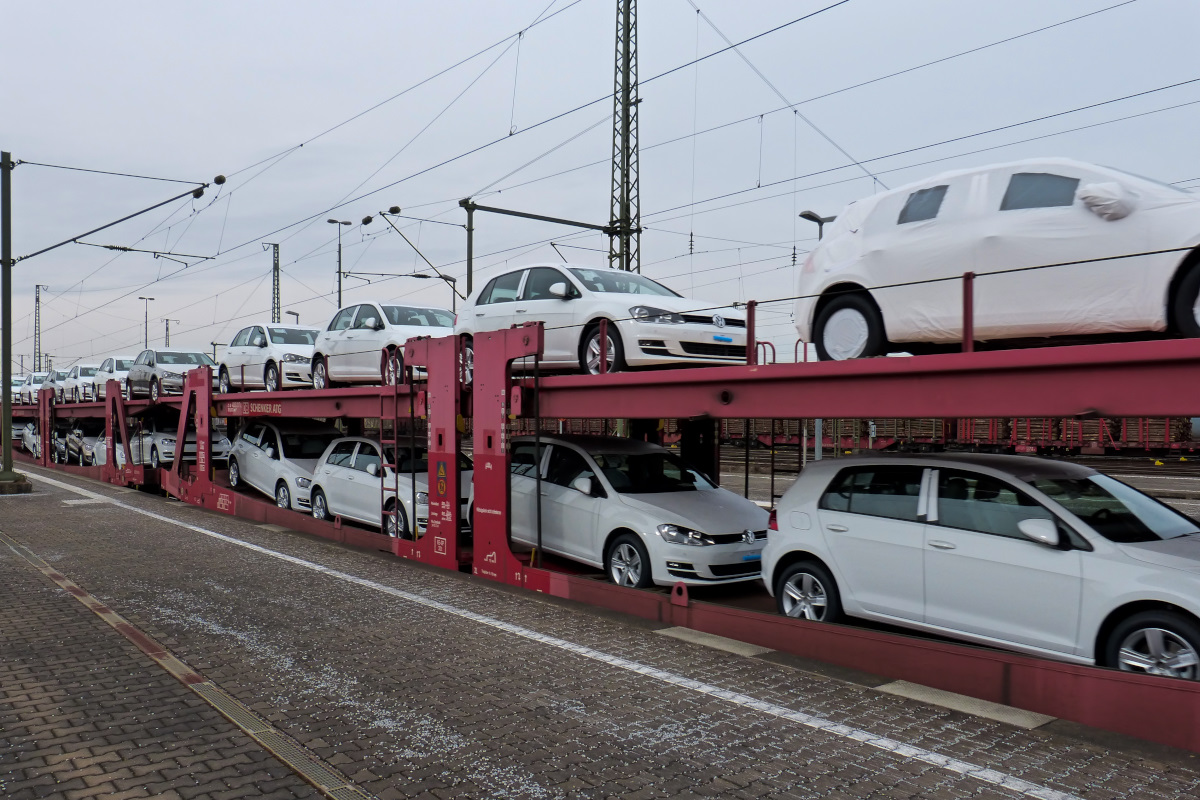 Golf, DAS Auto. Laut Werbespot. Unterwegs Richtung Österreich fotografiert im Bahnhof Plattling. 27.02.2016