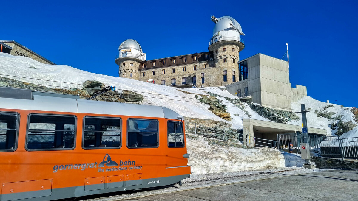 Gornergratbahn Be 4/6 3081 steht in der Bergstation bereit zur Rückfahrt nach Zermatt, 11.02.2023.