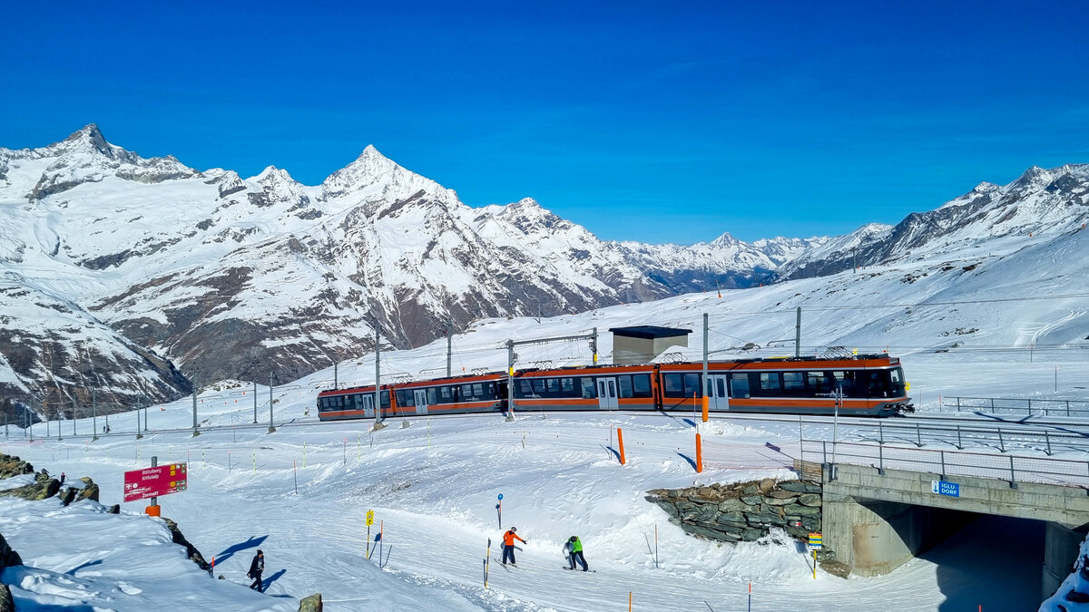 Gornergratbahn  Polaris  3091 nach Zermatt am Rotenboden, 11.03.2023.