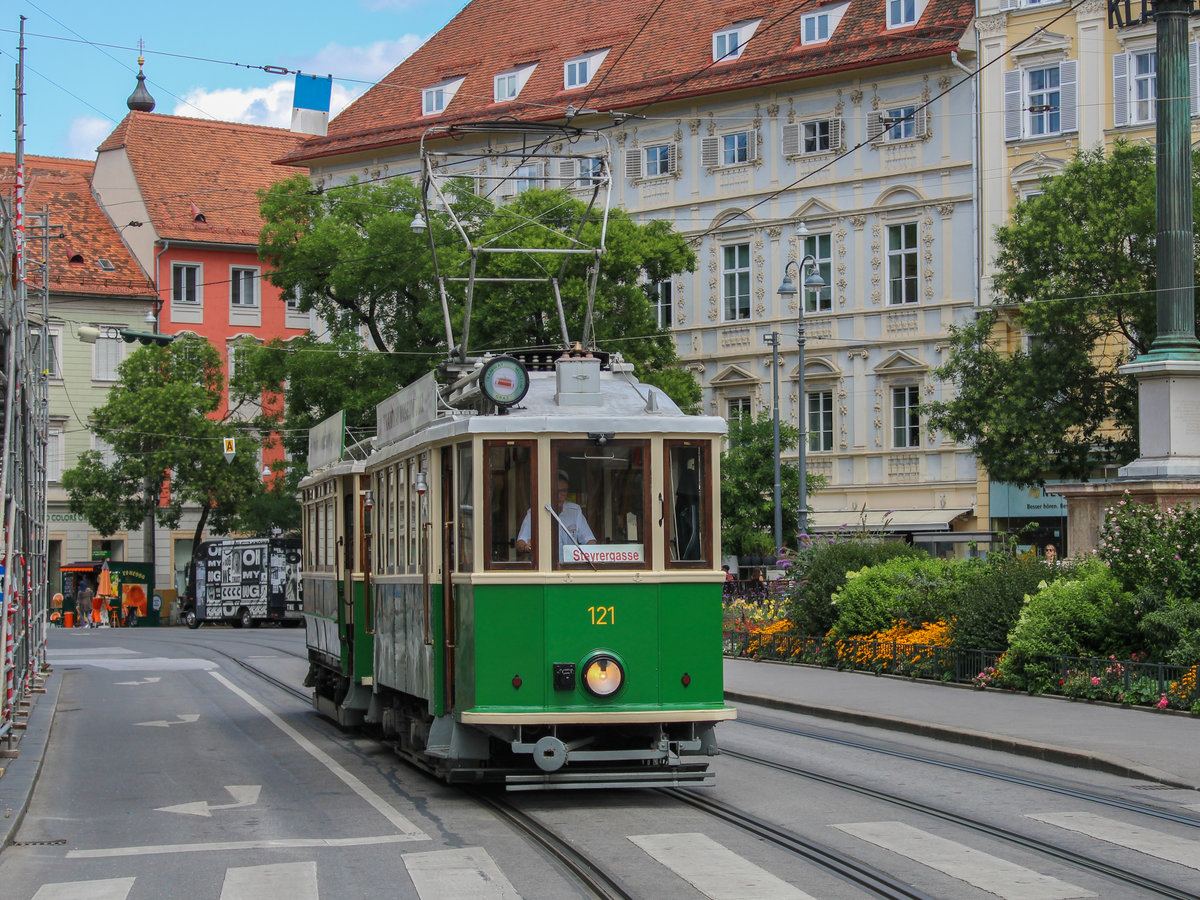 Graz. Am 12.07.2020 fuhr TW 121 gemeinsam mit Beiwagen 60B als  Sommerbim  zwischen Jakominiplatz und Waagner-Biro-Straße. Das Gespann konnte ich kurz nach dem Eisernen Tor ablichten. 