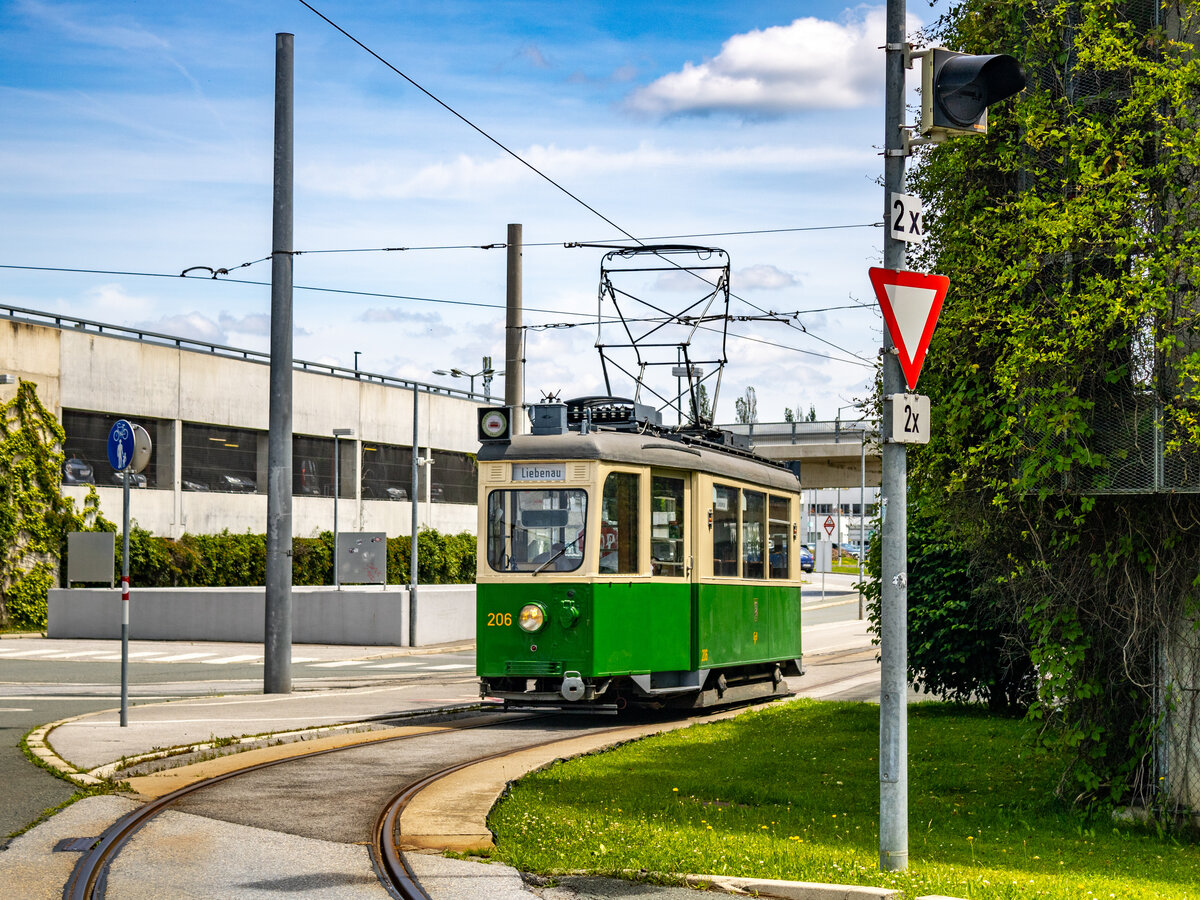 Graz. Das Tramway Museum Graz lud am 14.06.2024 zu einer Sonderfahrt entlang der Grazer Linie 4 ein. Der Oldtimer-Triebwagen 206 steht hier an der Dreiecksweiche Liebenau.