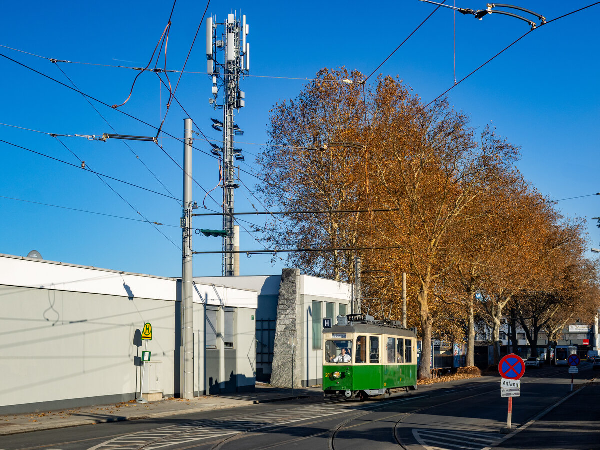 Graz. Die Straßenbahnlinie 5 wurde in den Jahren 2023 und 2024 umfangreich saniert. Nach der 1 1/5 Jahre langen Bauzeit, fand am 30.11.2024 ein großes Eröffnungsfest statt: Den Oldtimer-Wagen 206 vom Tramway Museum Graz zog es ebenfalls auf eine Sonderfahrt auf die neue Strecke, hier bei der Haltestelle Zentralfriedhof.