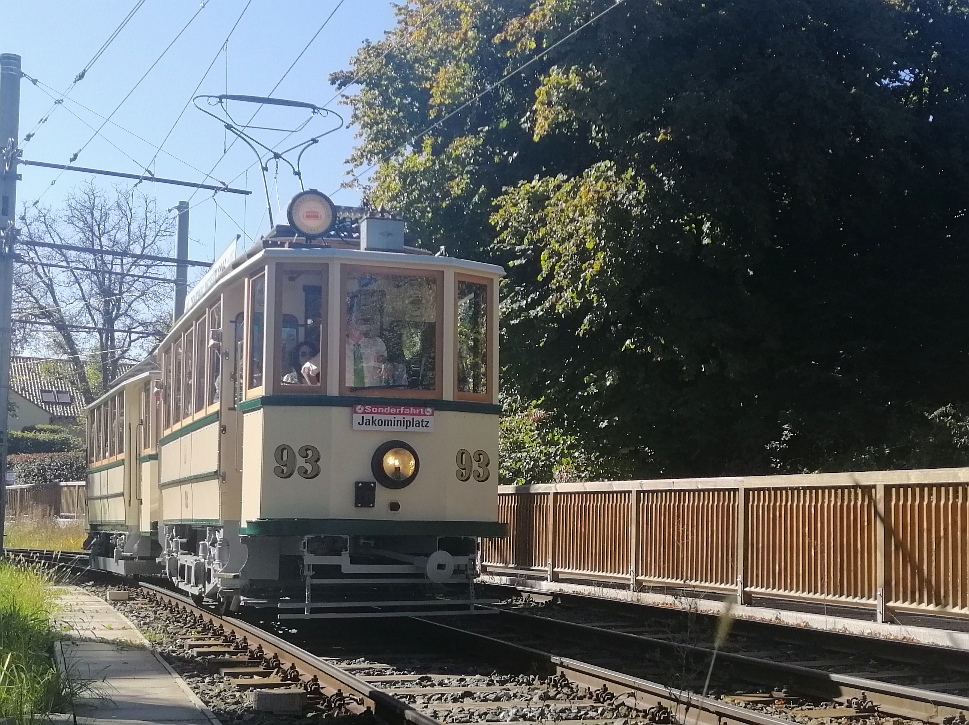 Graz. Oldtimer 93 fuhr zum Herbstfest 2019 des
Tramway Museum Graz als Oldtimershuttle
zwischen dem Jakominiplatz und Mariatrost.
Das Bild entstand kurz vor der Haltestelle
Kroisbach. 