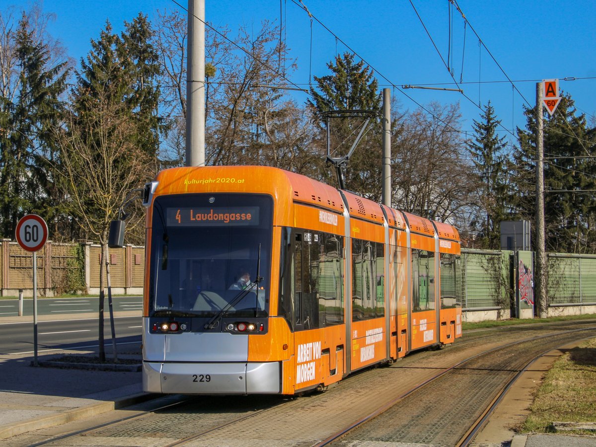 Graz. Variobahn 299 der Graz Linien war am 02.03.2021 auf der Linie 4 unterwegs, hier kurz vor der Haltestelle  Dr.- Lister-Gasse .