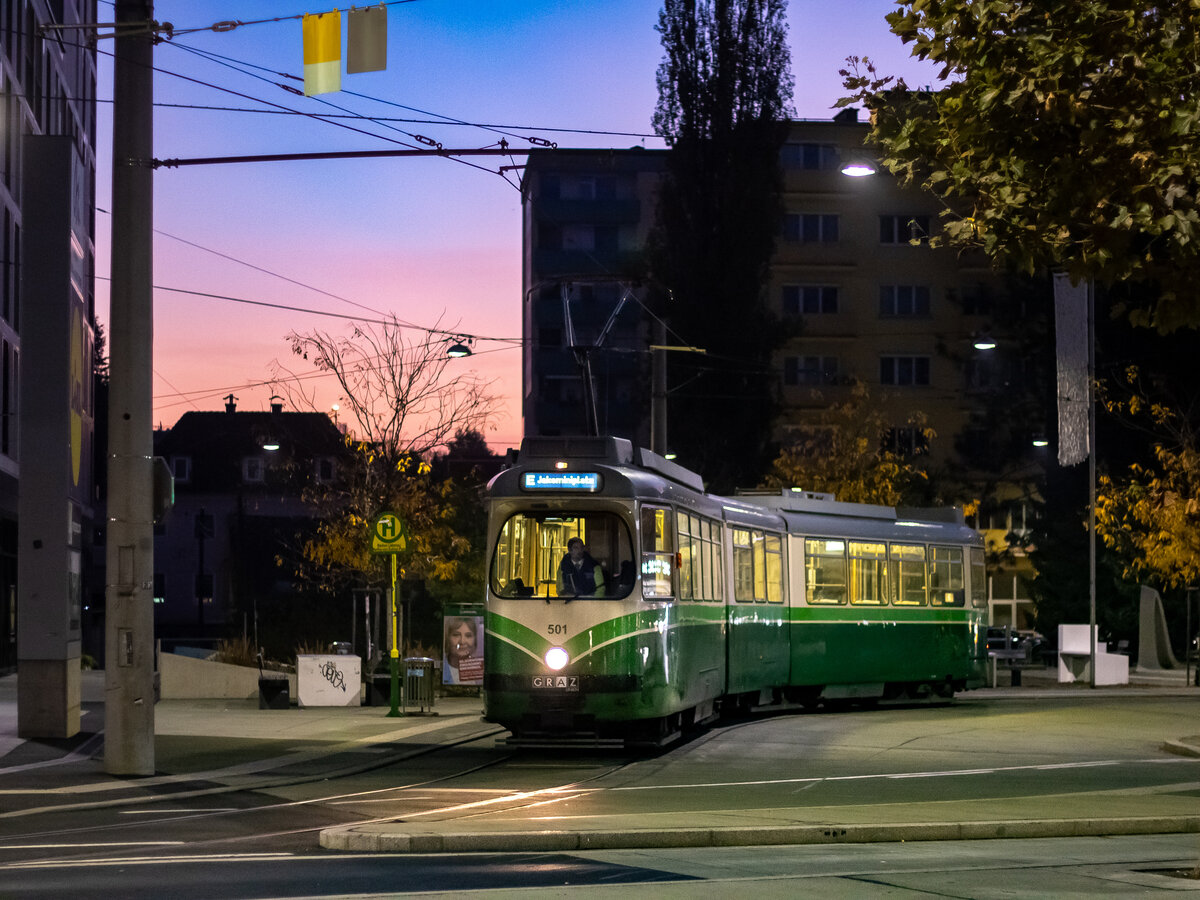 Graz. Während im Grazer Süd-Osten die Sonne aufgeht, verrichtet an diesem 21.10.2024 der Triebwagen 501 seinen Dienst auf einem Schülereinschub – hier in der Wendeschleife Stadion Liebenau.