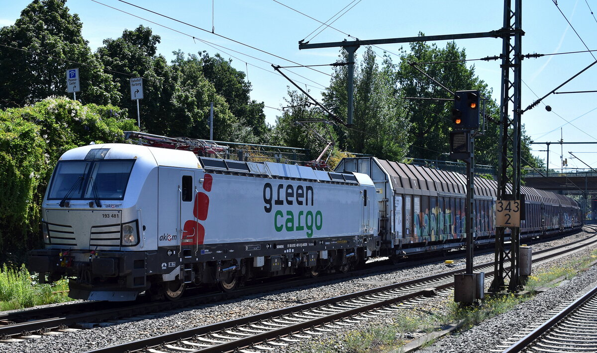 Green Cargo AB, Hallsberg [S] mit der Akiem Vectron  193 481  [NVR-Nummer: 91 80 6193 481-9 D-AKIEM] und einem Ganzzug Schiebewandwagen Richtung Dänemark am 09.07.24 Höhe Bahnhof Hamburg Harburg.