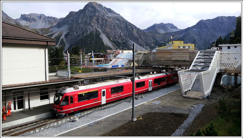 Grossbaustelle Bahnhof Arosa. Die ganze Gleisanlage wird umgebaut und eine Passarelle zu den Bergbahnen erstellt. Der Übergang wirkt unheimlich wuchtig und ich bin gespannt wie das aussieht, wenns mal fertig ist. R1449 mit ABe 8/12 3507 fährt ein.(26.09.2014)