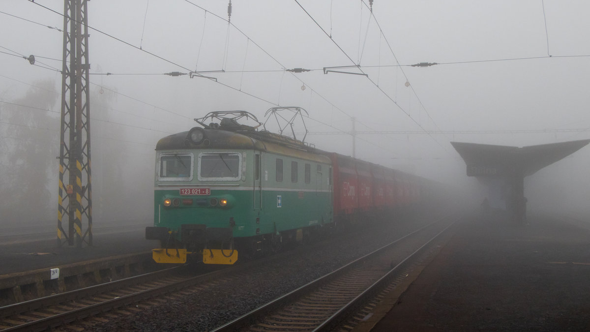 Grusliges vom 16. November 2018: Die Sichtweite war unter 30 Meter, als 123 021-8 in Bilina durch den Bahnhof fuhr! Der Fotograf hatte glück, den Zug überhaupt rechtzeitig bemerkt zu haben! 