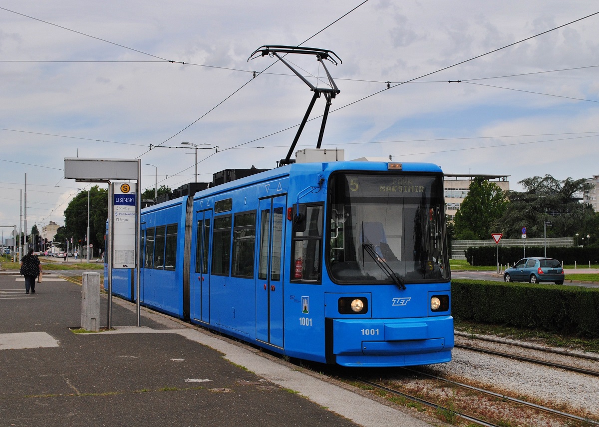 GT6M 1001 am 25.05.2024 als Linie 5 auf der Fahrt zum Park Maksimir beim Verlassen der Haltestelle Lisinski. Dieser Wagen wurde 1996 von Adtranz an die Augsburger Straßenbahn geliefert, wo er unter der Nummer 607 unterwegs war. Im November 2023 wurde er von den Zagreber Verkehrsbetrieben übernommen, erhielt neben einer Hauptuntersuchung auch blauen Neulack und wird seit 27.12.2023 im Planverkehr eingesetzt.