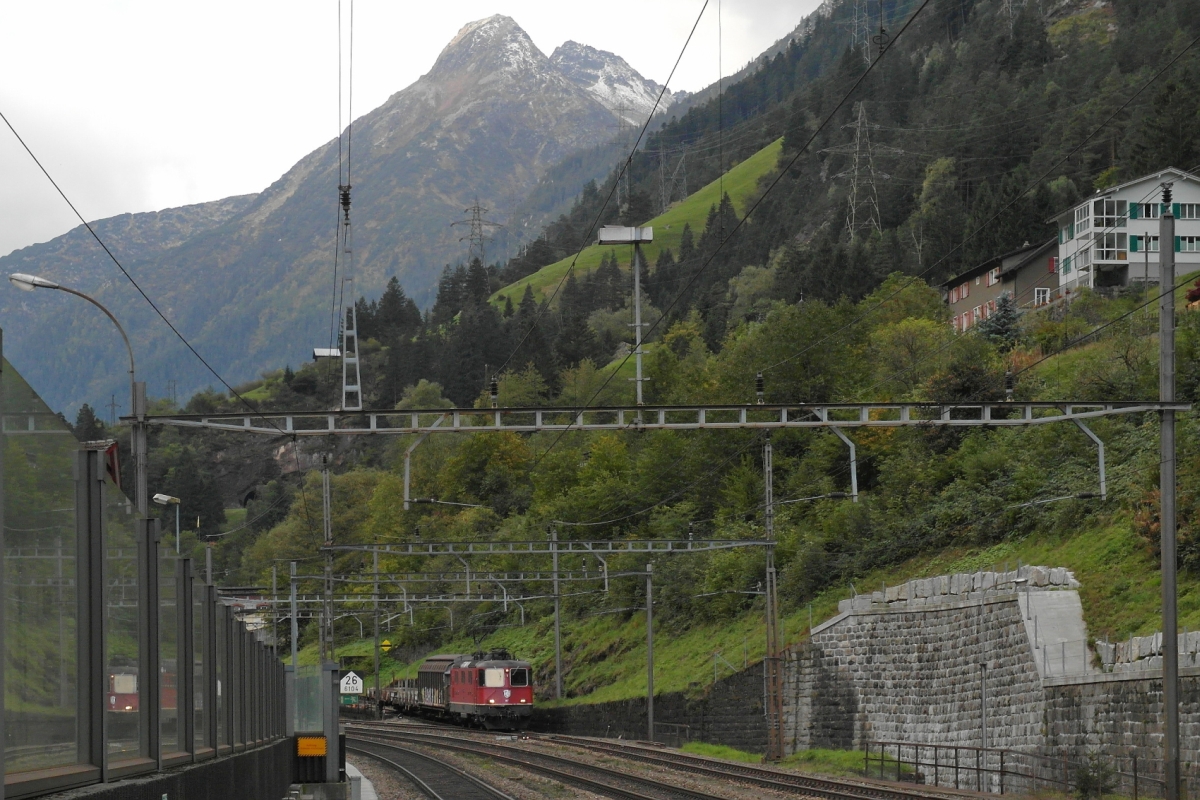 Güterverkehr, den es auf einem Teil der Gotthardnordrampe auch nach der Eröffnung des Basistunnels geben wird. Re 4/4 II 11255 hat einen Wagen der Gattung Hbbillns und zwei Wagen der Gattung Ks vom Anschluss der Schmelzmetall AG in Gurtnellen abgeholt. Aufnahme entstand vom Bahnsteig des Bahnhofs Gurtnellen am 01.10.2015.